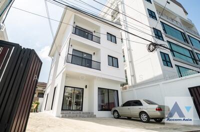 ขาย - 3 Bedrooms House for Sale and Rent in Sukhumvit, Bangkok near BTS Ekkamai - BTS Phra khanong, กรุงเทพ