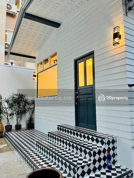 For Rent - For Rent Shophouse Bangkok Charoen Rat Sathorn BTS Surasak BRE25697, Bangkok