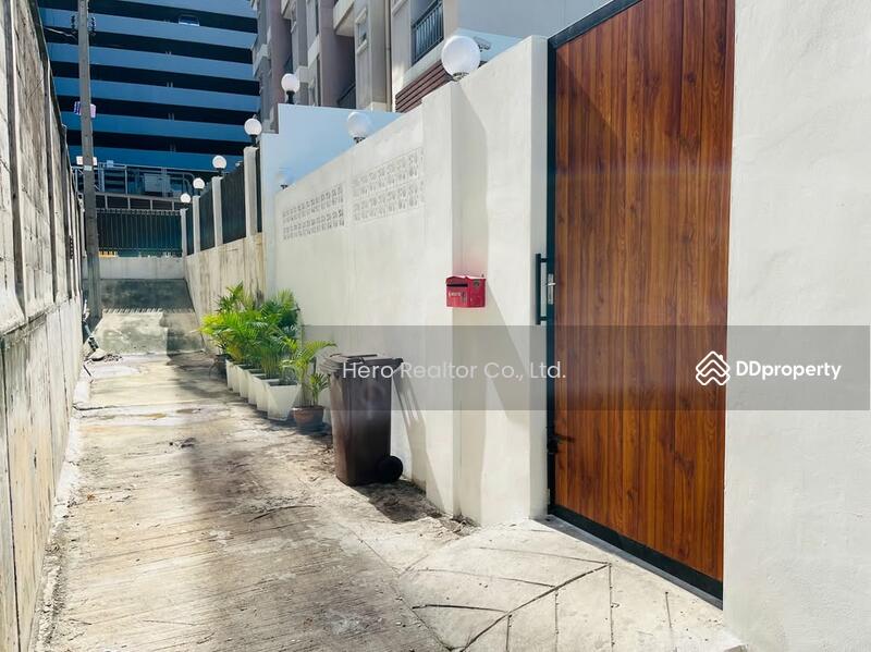 For Rent - For Rent Shophouse Bangkok Charoen Rat Sathorn BTS Surasak BRE25697, Bangkok