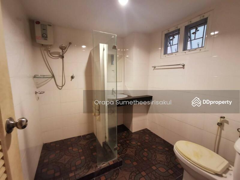 ให้เช่า - 3-Br Townhouse near BTS Phrom Phong, กรุงเทพ