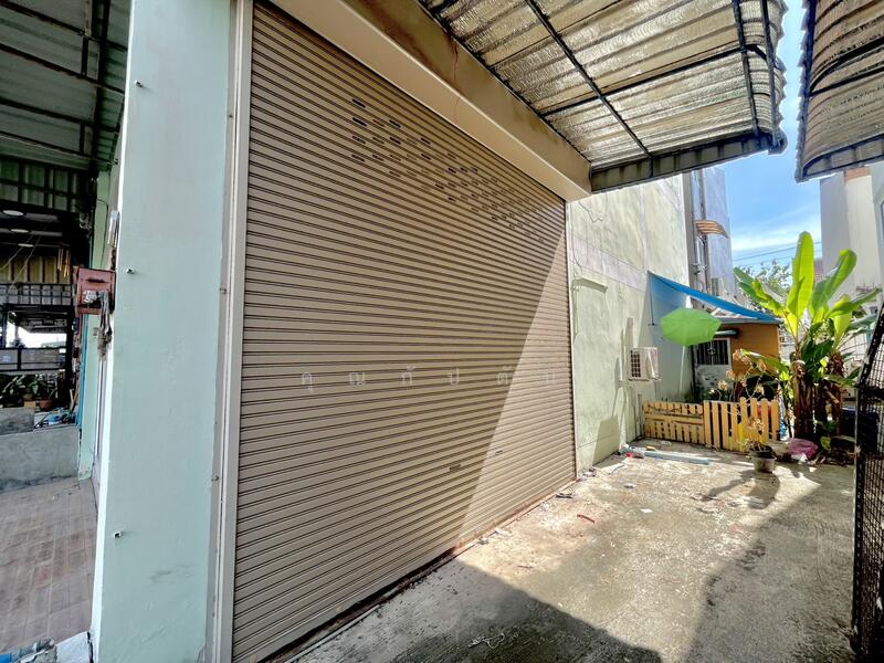 For Sale - ทำเลทอง เข้าออกได้ 2 เส้นทาง!!! ขาย อาคารพาณิชย์ ในซอยเพชรเกษม81 ตึก 3 ชั้นครึ่ง หลังมุม, Bangkok