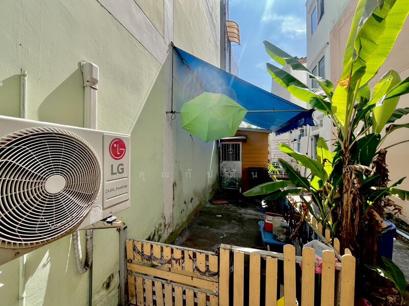 For Sale - ทำเลทอง เข้าออกได้ 2 เส้นทาง!!! ขาย อาคารพาณิชย์ ในซอยเพชรเกษม81 ตึก 3 ชั้นครึ่ง หลังมุม, Bangkok