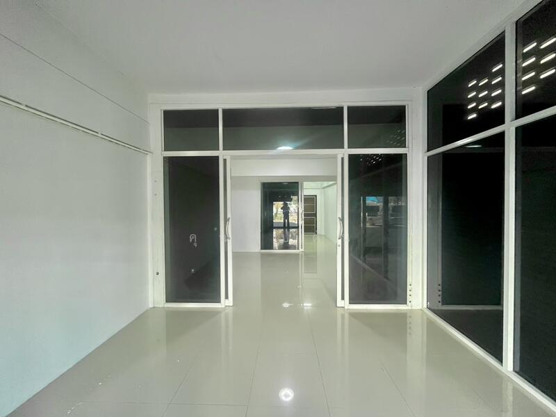 ขาย - ทำเลทอง เข้าออกได้ 2 เส้นทาง!!! ขาย อาคารพาณิชย์ ในซอยเพชรเกษม81 ตึก 3 ชั้นครึ่ง หลังมุม, กรุงเทพ