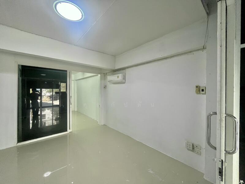 ขาย - ทำเลทอง เข้าออกได้ 2 เส้นทาง!!! ขาย อาคารพาณิชย์ ในซอยเพชรเกษม81 ตึก 3 ชั้นครึ่ง หลังมุม, กรุงเทพ