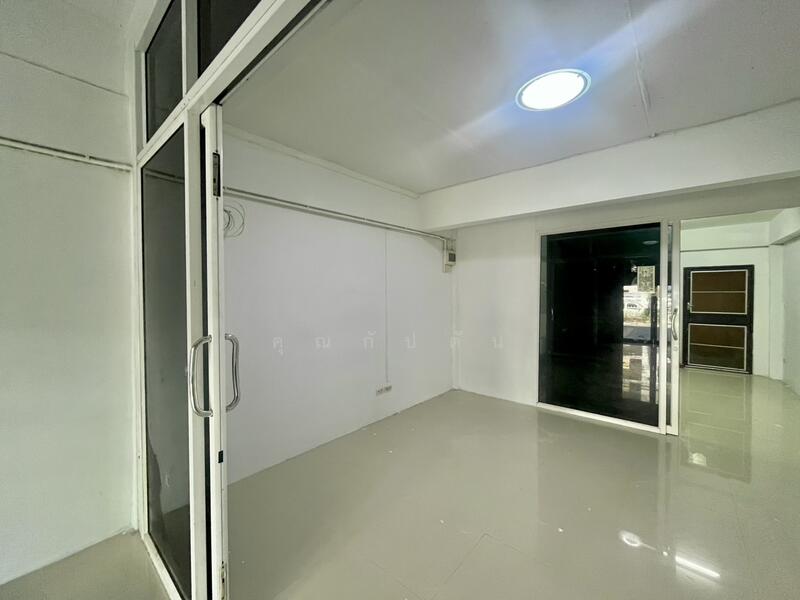 ขาย - ทำเลทอง เข้าออกได้ 2 เส้นทาง!!! ขาย อาคารพาณิชย์ ในซอยเพชรเกษม81 ตึก 3 ชั้นครึ่ง หลังมุม, กรุงเทพ