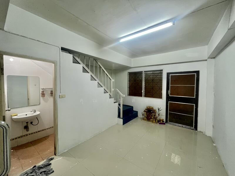 ขาย - ทำเลทอง เข้าออกได้ 2 เส้นทาง!!! ขาย อาคารพาณิชย์ ในซอยเพชรเกษม81 ตึก 3 ชั้นครึ่ง หลังมุม, กรุงเทพ