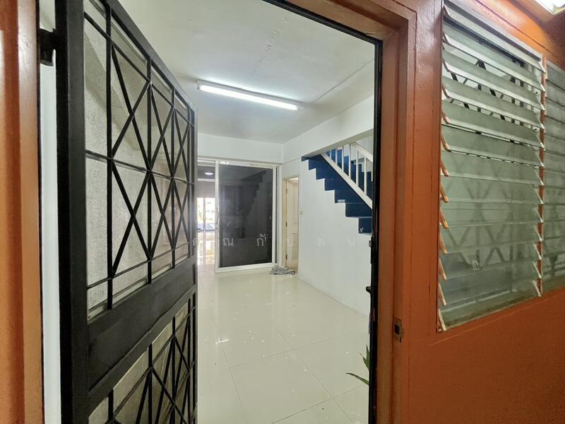 For Sale - ทำเลทอง เข้าออกได้ 2 เส้นทาง!!! ขาย อาคารพาณิชย์ ในซอยเพชรเกษม81 ตึก 3 ชั้นครึ่ง หลังมุม, Bangkok