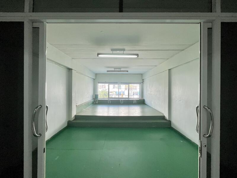 For Sale - ทำเลทอง เข้าออกได้ 2 เส้นทาง!!! ขาย อาคารพาณิชย์ ในซอยเพชรเกษม81 ตึก 3 ชั้นครึ่ง หลังมุม, Bangkok