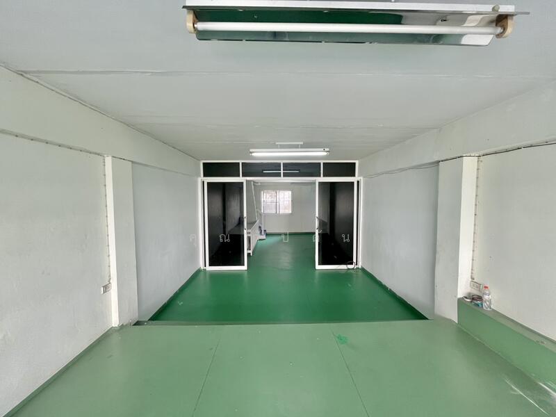 For Sale - ทำเลทอง เข้าออกได้ 2 เส้นทาง!!! ขาย อาคารพาณิชย์ ในซอยเพชรเกษม81 ตึก 3 ชั้นครึ่ง หลังมุม, Bangkok