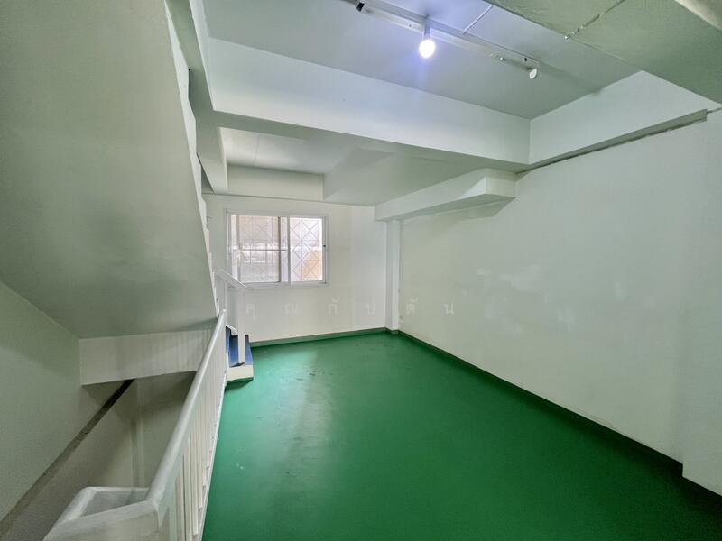 For Sale - ทำเลทอง เข้าออกได้ 2 เส้นทาง!!! ขาย อาคารพาณิชย์ ในซอยเพชรเกษม81 ตึก 3 ชั้นครึ่ง หลังมุม, Bangkok