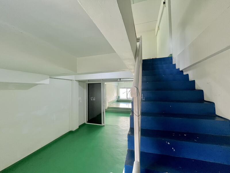 For Sale - ทำเลทอง เข้าออกได้ 2 เส้นทาง!!! ขาย อาคารพาณิชย์ ในซอยเพชรเกษม81 ตึก 3 ชั้นครึ่ง หลังมุม, Bangkok