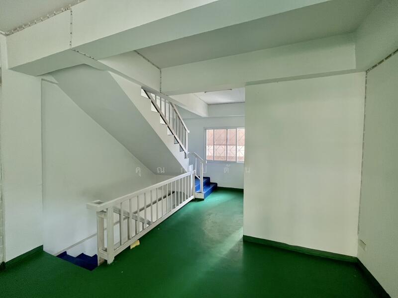 For Sale - ทำเลทอง เข้าออกได้ 2 เส้นทาง!!! ขาย อาคารพาณิชย์ ในซอยเพชรเกษม81 ตึก 3 ชั้นครึ่ง หลังมุม, Bangkok