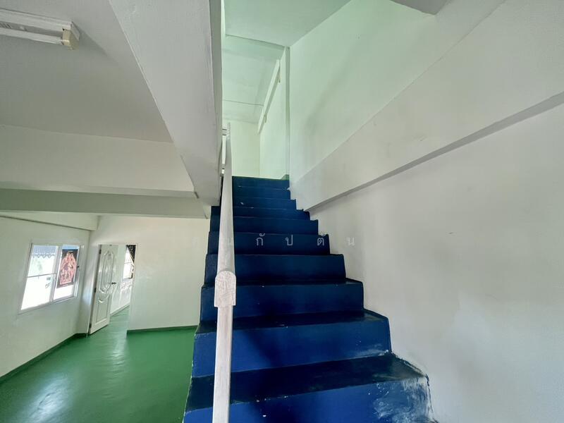 For Sale - ทำเลทอง เข้าออกได้ 2 เส้นทาง!!! ขาย อาคารพาณิชย์ ในซอยเพชรเกษม81 ตึก 3 ชั้นครึ่ง หลังมุม, Bangkok