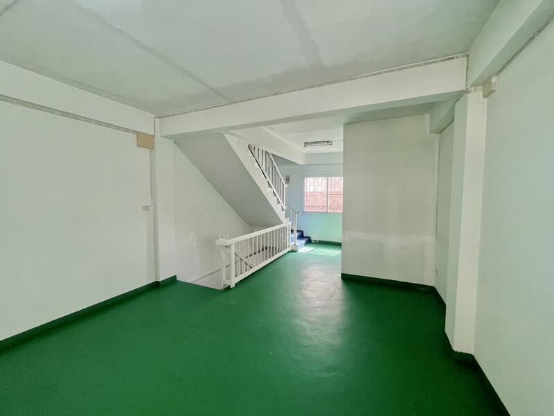 ขาย - ทำเลทอง เข้าออกได้ 2 เส้นทาง!!! ขาย อาคารพาณิชย์ ในซอยเพชรเกษม81 ตึก 3 ชั้นครึ่ง หลังมุม, กรุงเทพ