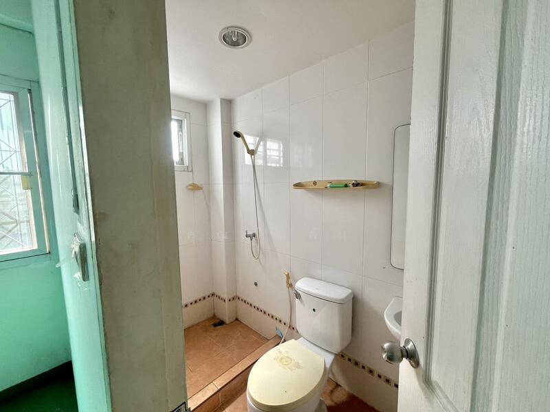 ขาย - ทำเลทอง เข้าออกได้ 2 เส้นทาง!!! ขาย อาคารพาณิชย์ ในซอยเพชรเกษม81 ตึก 3 ชั้นครึ่ง หลังมุม, กรุงเทพ