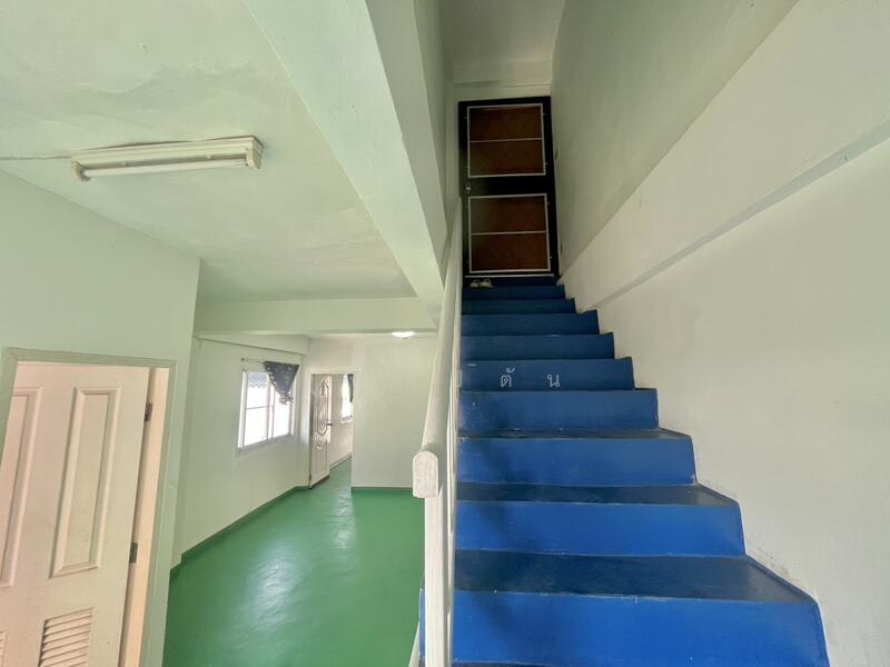 For Sale - ทำเลทอง เข้าออกได้ 2 เส้นทาง!!! ขาย อาคารพาณิชย์ ในซอยเพชรเกษม81 ตึก 3 ชั้นครึ่ง หลังมุม, Bangkok