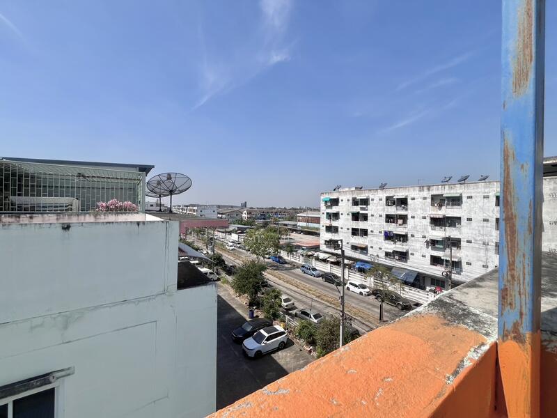 For Sale - ทำเลทอง เข้าออกได้ 2 เส้นทาง!!! ขาย อาคารพาณิชย์ ในซอยเพชรเกษม81 ตึก 3 ชั้นครึ่ง หลังมุม, Bangkok