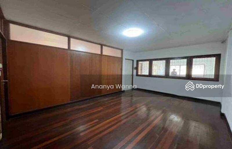 For Rent - 6-Bedroom House, Bangkok