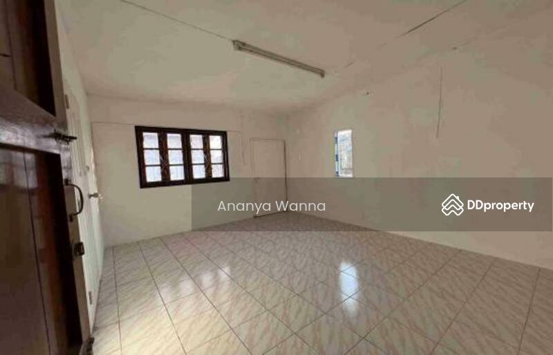 For Rent - 6-Bedroom House, Bangkok