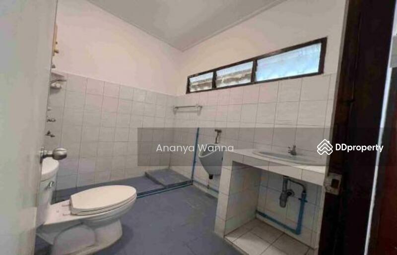 For Rent - 6-Bedroom House, Bangkok