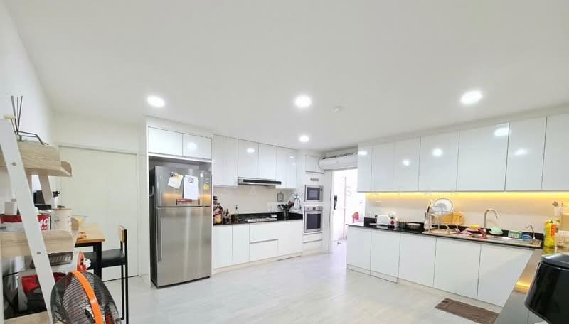 Oriental Towers, Bangkok, 25 Soi Ekkamai 12, Ekkamai Road, Khlong Tan Nua, Watthana, Bangkok, 3 Bedrooms, 315 sqm, Condo For Sale, by Prueksa Pisapak, 60160385 - DDproperty.com