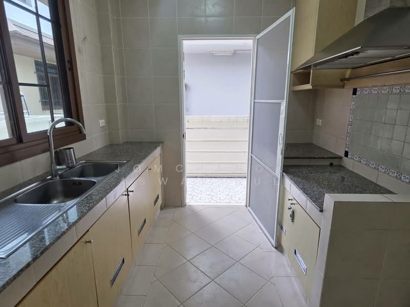Narasiri Pattanakarn-Srinakarin, Bangkok, 878 Soi Srinakarin 20, Khlong Chan, Bang Kapi, Bangkok, 4 Bedrooms, 350 sqm, Single Detached House For Rent, by Jomchanok Aswavibul, 60161087 - DDproperty.com