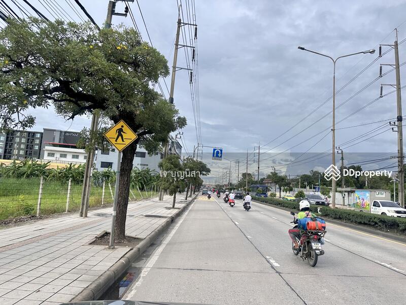 ที่ดินริมถนนฉลองกรุง หน้าซอย43  หน้ากว้าง 70 ลึก 600 โดยประมาณ