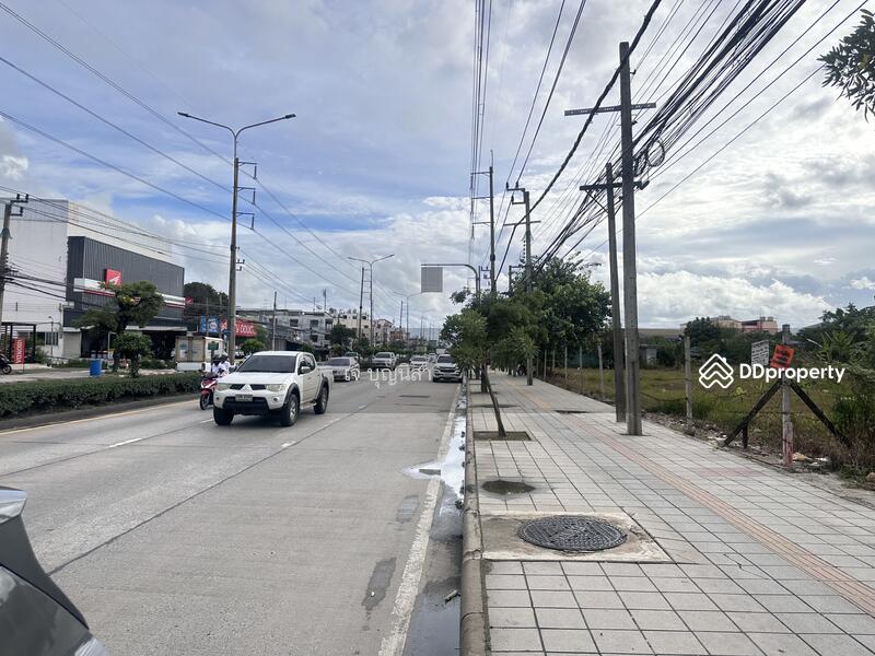 อยู่ในแหล่งชุมชน ตลาด  ใกล้สนามบิน