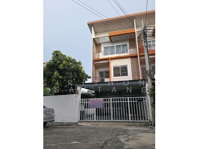 ขาย - หมู่บ้านรัชธานี 10 ซอยคู้บอน 27 เขตบางเขน ทาวน์เฮ้าส์ 3 ชั้น แปลงมุม ติดสวน 49 ตร.วา 3 นอน 4 น้ำ, กรุงเทพ