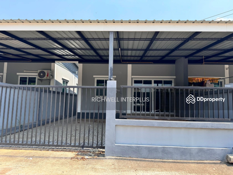 For Sale - Semi-detached house for sale near Phanomsarakham Market, area 30 sq m, 2 bedrooms, 1 bathroom,, Chachoengsao