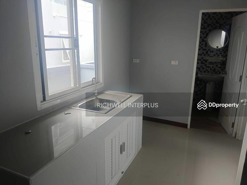 For Sale - Semi-detached house for sale near Phanomsarakham Market, area 30 sq m, 2 bedrooms, 1 bathroom,, Chachoengsao