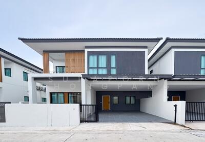 ขาย - บ้านแฝด 2 ชั้น สไตล์ Modern Tropical ออกแบบทันสมัย โปร่งโล่ง พร้อมเฟอร์นิเจอร์ครบทุกห้อง, ชลบุรี