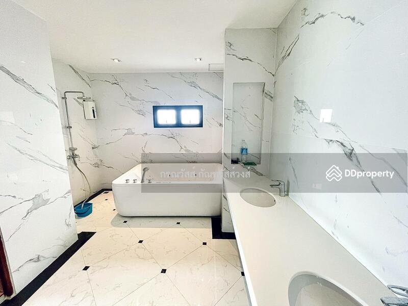 ขาย - ขาย ทาวน์โฮม 3.5 ชั้น หลังมุม หมู่บ้าน นราธิป ไทรม้า, นนทบุรี