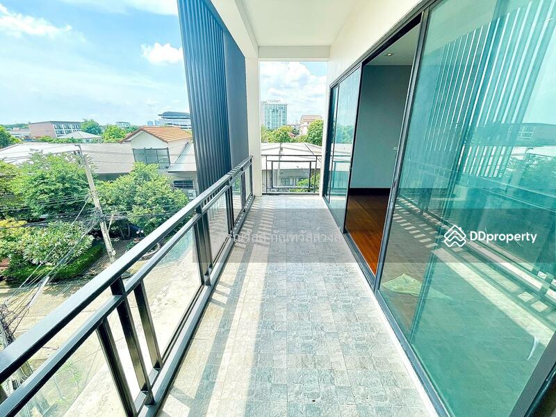 ขาย - ขาย ทาวน์โฮม 3.5 ชั้น หลังมุม หมู่บ้าน นราธิป ไทรม้า, นนทบุรี