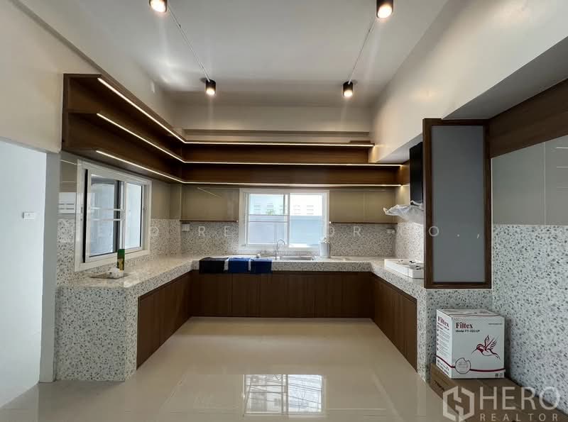 For Rent - For Rent Home Office Sukhumvit BTS Phra Khanong Klong Toei BRE1243, Bangkok