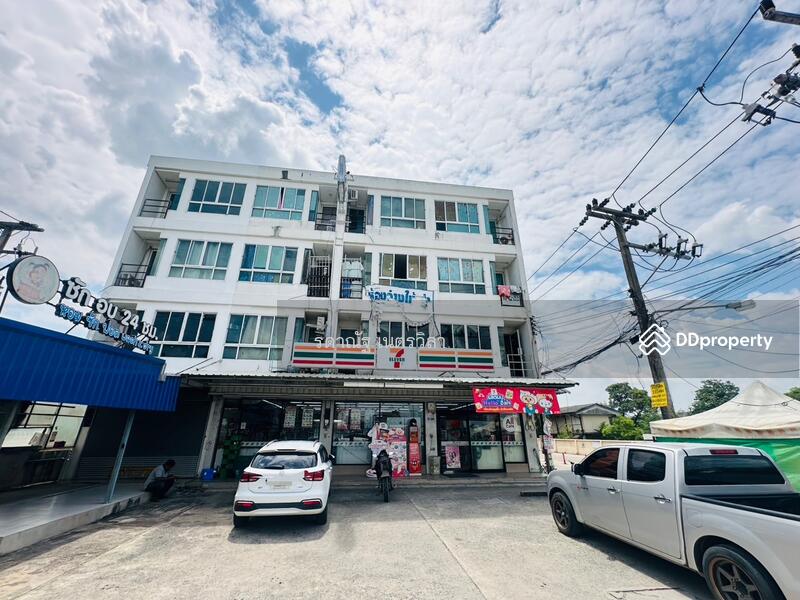 For Sale - Commercial building in Chatnarong Village, Villa 5, with rental fee of 7-11 and rental rooms, Pathum Thani