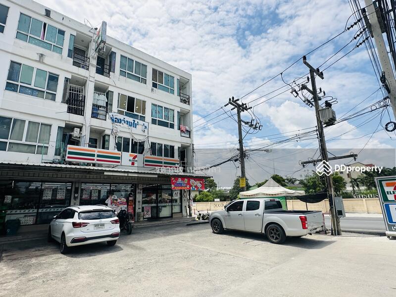 For Sale - Commercial building in Chatnarong Village, Villa 5, with rental fee of 7-11 and rental rooms, Pathum Thani