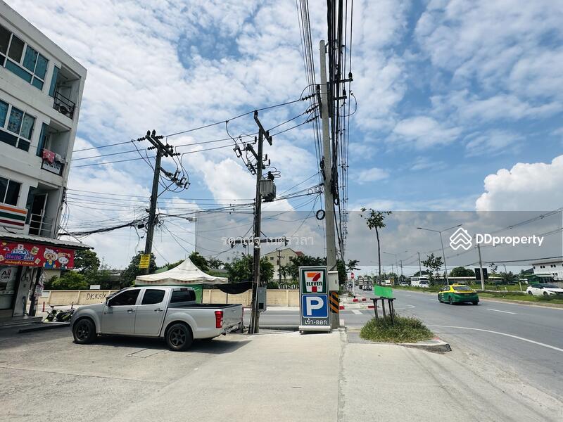 For Sale - Commercial building in Chatnarong Village, Villa 5, with rental fee of 7-11 and rental rooms, Pathum Thani