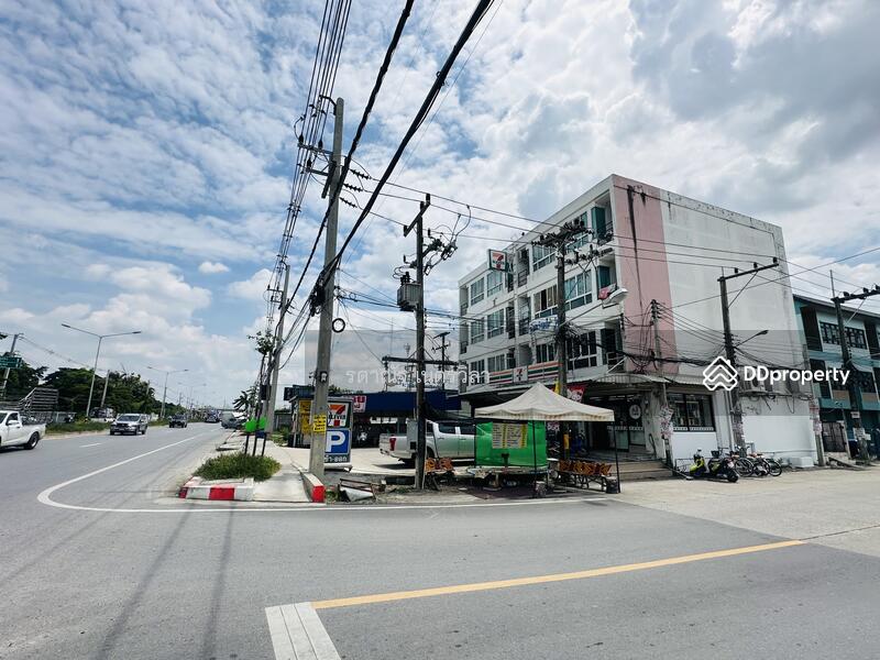 For Sale - Commercial building in Chatnarong Village, Villa 5, with rental fee of 7-11 and rental rooms, Pathum Thani