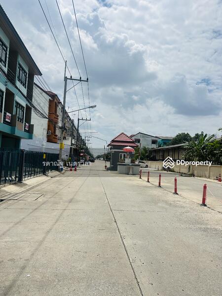 For Sale - Commercial building in Chatnarong Village, Villa 5, with rental fee of 7-11 and rental rooms, Pathum Thani