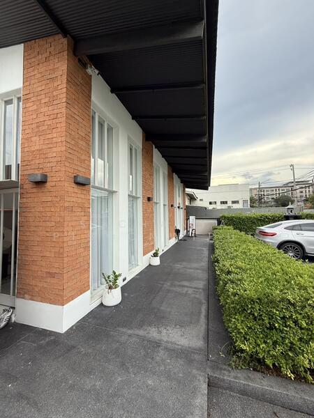 House For Rent Rama 9 Soi 49 Open Show Room | Cafe | Office, Bangkok, พระราม 9 ซอย 49, Suan Luang, Suan Luang, Bangkok, 2 Bedrooms, 250 sqm, Single Detached House For Rent, by Suchanya Piboonwiput, 60169987 - DDproperty.com