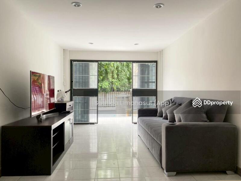 ให้เช่า - Townhouse in Na Kluea, ชลบุรี