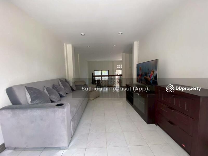 ให้เช่า - Townhouse in Na Kluea, ชลบุรี