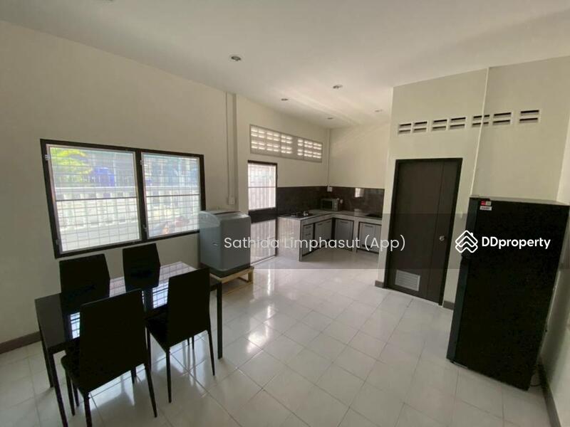 ให้เช่า - Townhouse in Na Kluea, ชลบุรี
