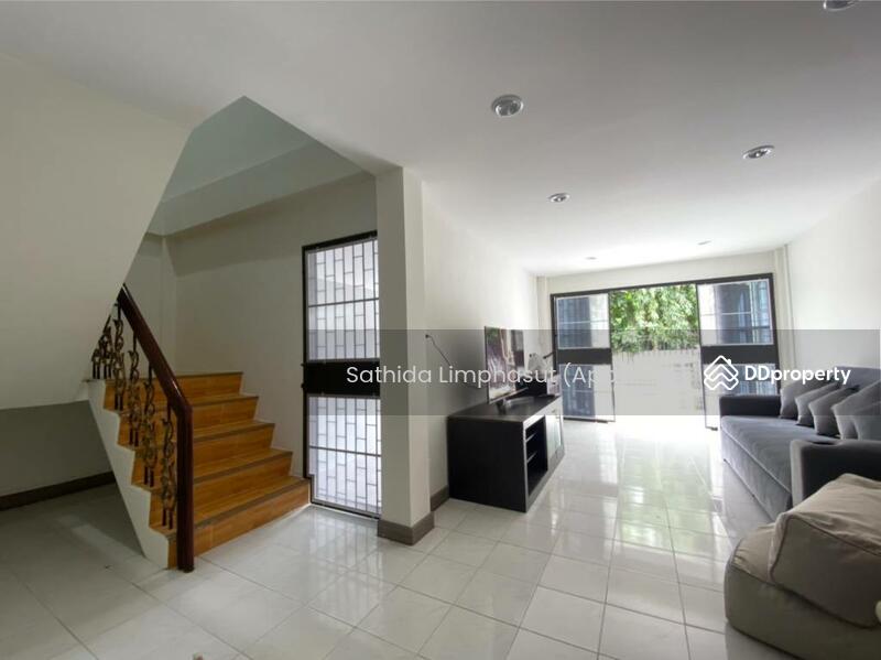 ให้เช่า - Townhouse in Na Kluea, ชลบุรี