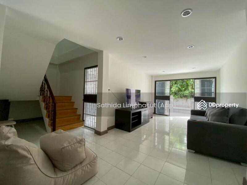 ให้เช่า - Townhouse in Na Kluea, ชลบุรี