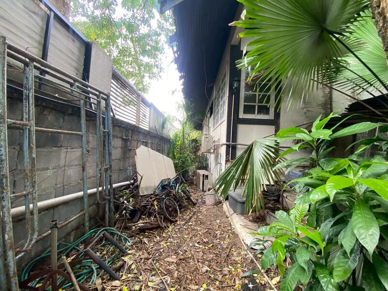 ขาย - ขายบ้านพร้อมที่ดิน ในซอยติวานนท์18 เนื้อที่ 219 ตารางวา ทำเลดี เหมาะแก่การพักอาศัย, นนทบุรี