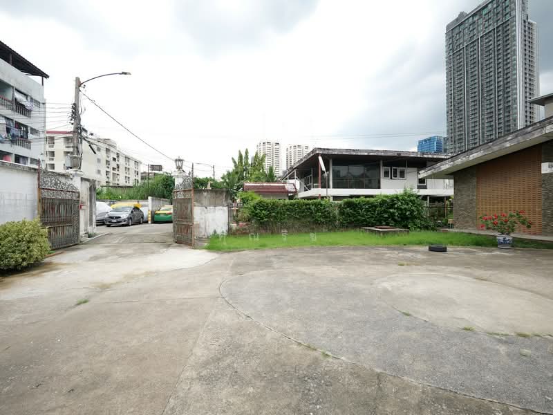 Hyper Rare Land เอกมัย 30 แยก 3 แถมแปลนสร้างโรงแรม 5 ชั้น ขายที่ดิน 298 ตร.วา, Bangkok, เอกมัย 30 แยก 3, Khlong Tan Nua, Watthana, Bangkok, , 1,192 sqm, Land For Sale, by คุณริช, 60170720 - DDproperty.com