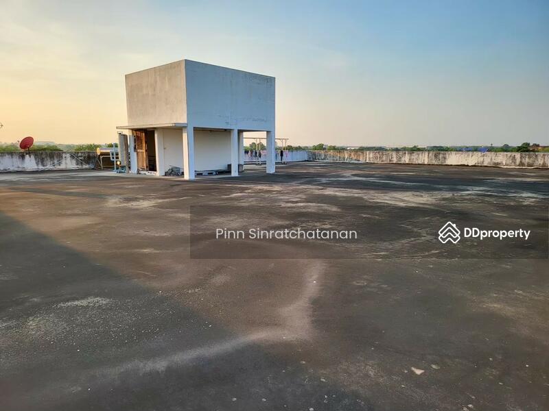 For Sale - Urgent Sale! Commercial Building with Land [Parking for 200 Cars], Right on Highway 347, Pathum Thani