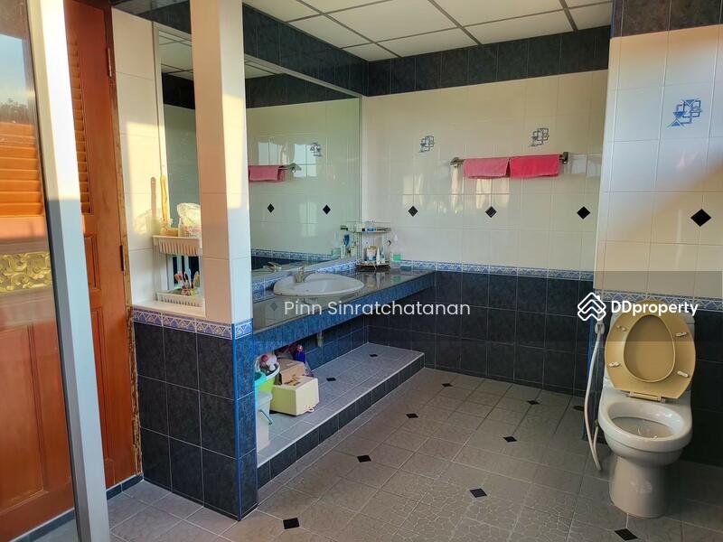 For Sale - Urgent Sale! Commercial Building with Land [Parking for 200 Cars], Right on Highway 347, Pathum Thani